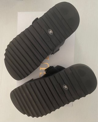 Sandalias Guess Negras. Muy poco uso. Como nuevas.
