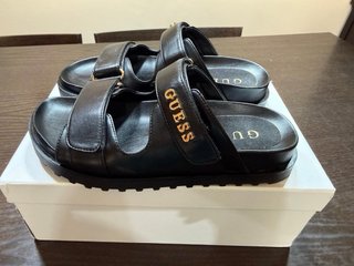 Sandalias Guess Negras. Muy poco uso. Como nuevas.
