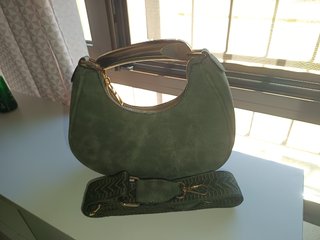 Bolso verde de mano/hombro con detalles dorados