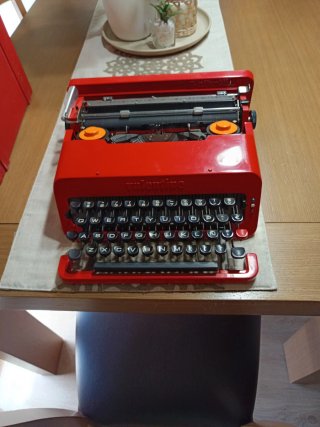 Máquina de escribir Olivetti Valentine Roja