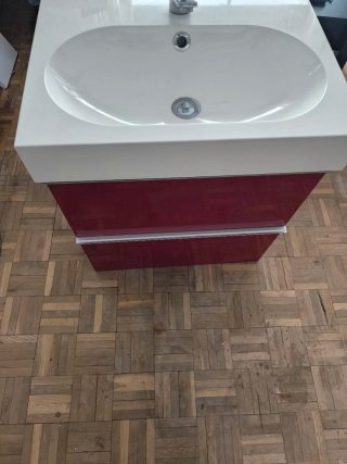 Lavabo colgante y armario rojo