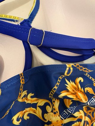 Bañador azul y dorado con cadenas