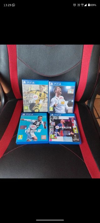 Lotto 4 giochi FIFA PS4 - 17, 18, 19, 21