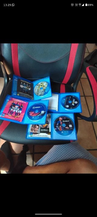 Lotto 4 giochi FIFA PS4 - 17, 18, 19, 21