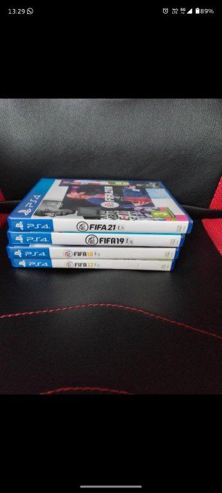 Lotto 4 giochi FIFA PS4 - 17, 18, 19, 21