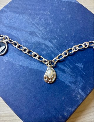 Bracciale con ciondoli a farfalla, cuore e perla