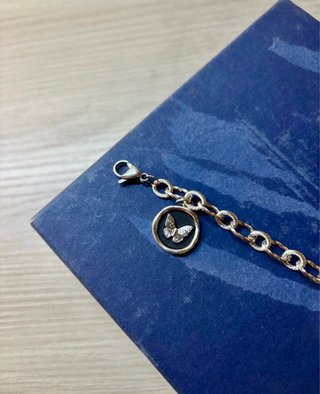 Bracciale con ciondoli a farfalla, cuore e perla