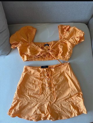 Conjunto Bershka naranja top y falda