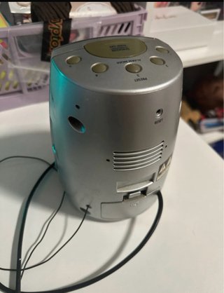 Radio despertador Aiwa gris y plata
