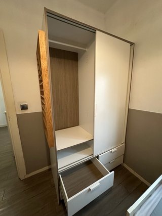 Armario blanco con cajones y puertas correderas
