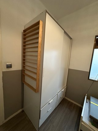 Armario blanco con cajones y puertas correderas