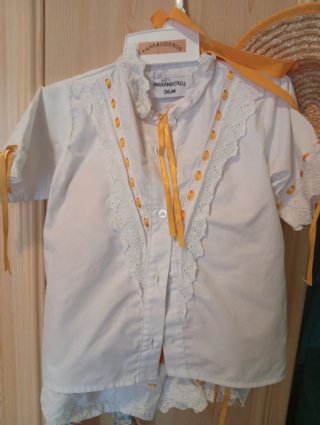 Ropa canaria niña blanca y amarilla