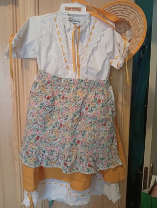 Ropa canaria niña blanca y amarilla