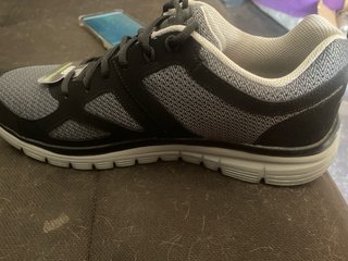 Tenis Skechers Negro y Gris