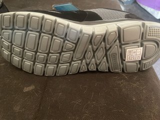 Tenis Skechers Negro y Gris