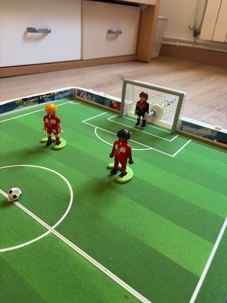 Campo de fútbol con figuras