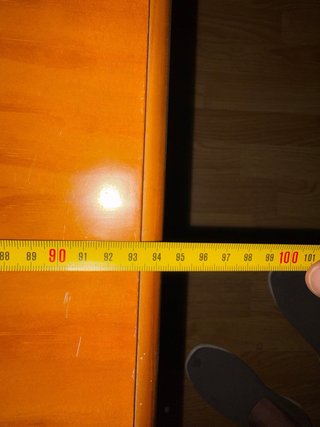 Mesa de madera marrón