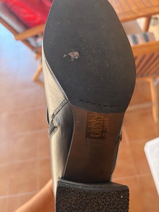 Botines negros con hebilla y tachuelas
