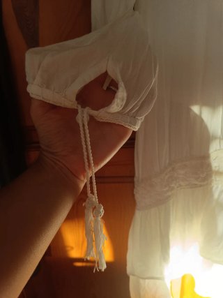 Vestido blanco con encaje. Estilo un poco hippie.