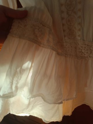 Vestido blanco con encaje. Estilo un poco hippie.