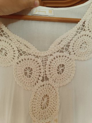 Vestido blanco con encaje. Estilo un poco hippie.