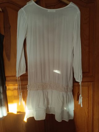 Vestido blanco con encaje. Estilo un poco hippie.