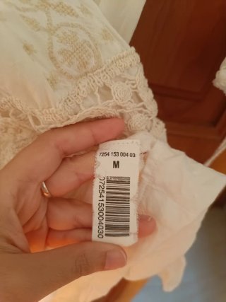 Vestido blanco con encaje. Estilo un poco hippie.