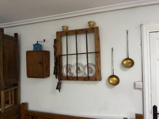 Ventana antigua madera maciza con reja