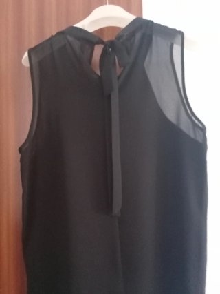 Blusa negra sin mangas