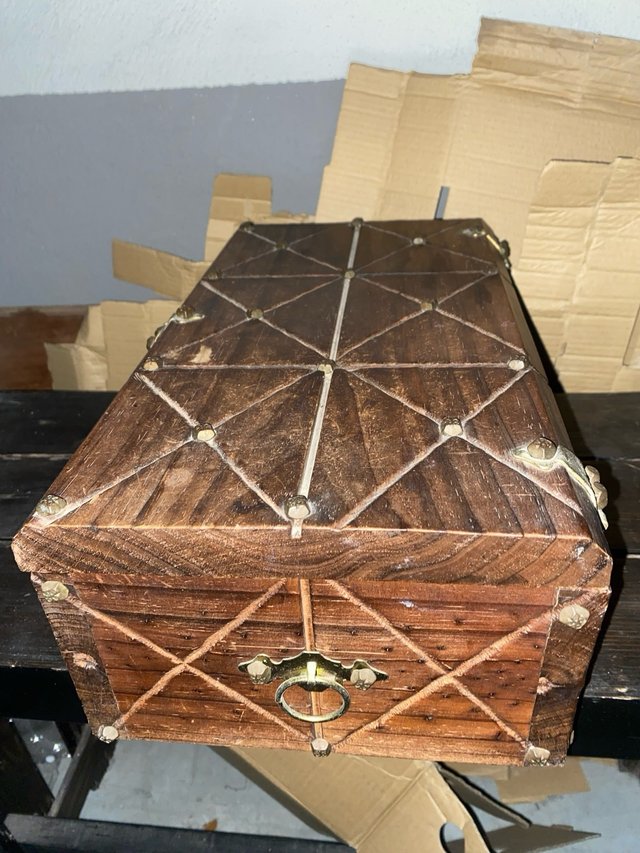 Baule in legno rustico medievale
