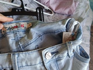 Pantalones cortos vaqueros con tachuelas.