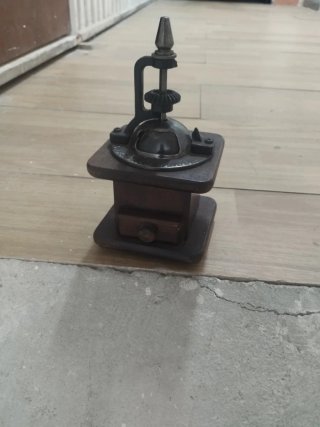 Molinillo de café antiguo de madera