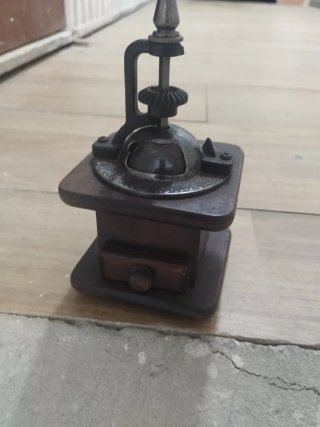 Molinillo de café antiguo de madera