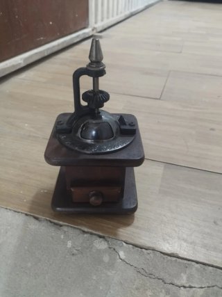 Molinillo de café antiguo de madera