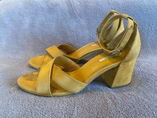 Sandalias Pull&Bear color Mostaza