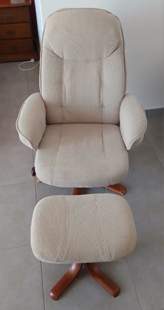 Sillón giratorio Ercol con reposapiés