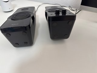 Altavoces Woxter negros