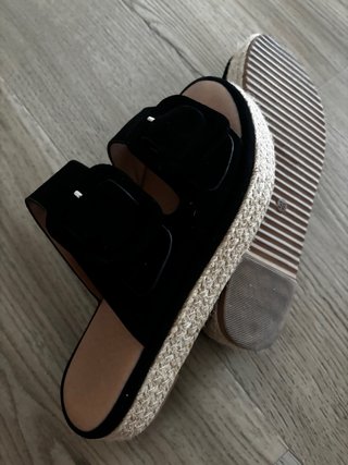 Sandalias negras con hebillas