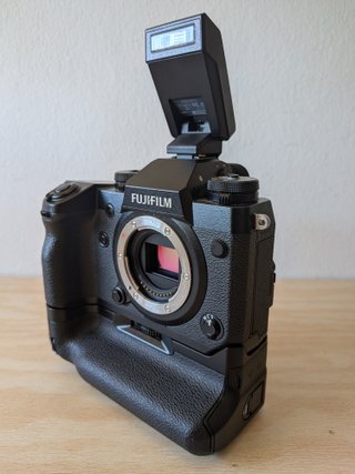 Fujifilm X-H1 con Grip y Flash EF-X8
