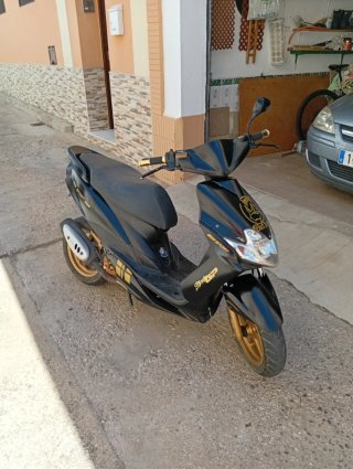 Moto Scooter Negra y Dorada