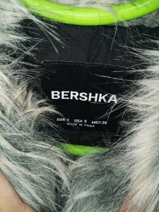 Abrigo de pelo gris y blanco