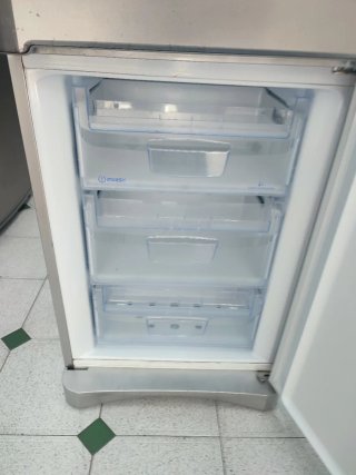 Nevera Indesit Combi clase A 200x60cm con garantía