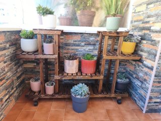 Estantería de madera para plantas con ruedas