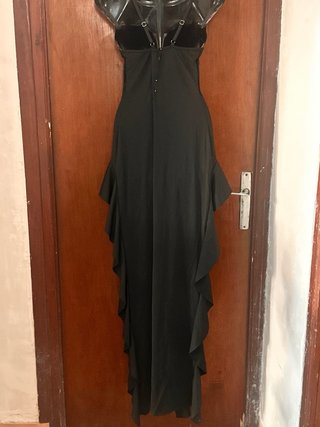 Vestido largo negro con volantes laterales.