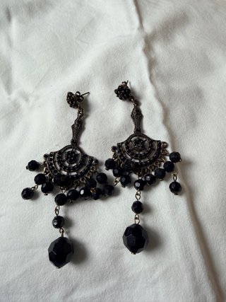 Pendientes largos negros con abalorios