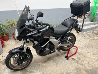 Kawasaki Versys 650 Negra y Plateada