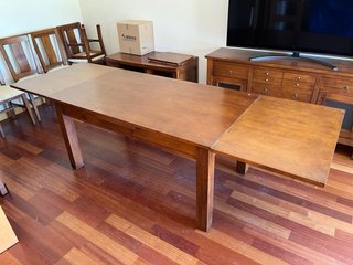 Mesa de comedor de madera