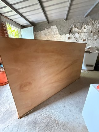 Alacena de madera con puertas de cristal