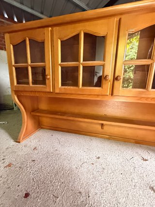Alacena de madera con puertas de cristal