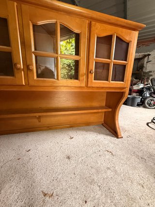 Alacena de madera con puertas de cristal
